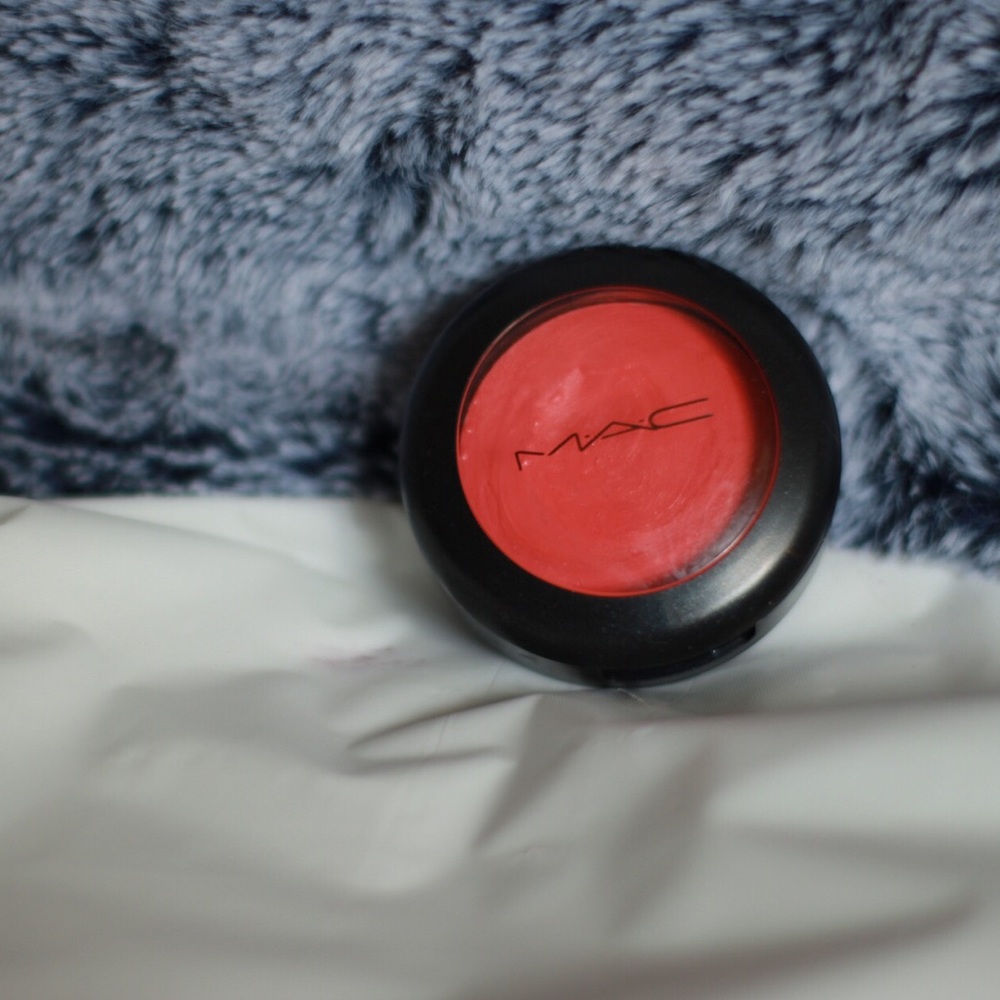 MAC Virgin Isle cream color case